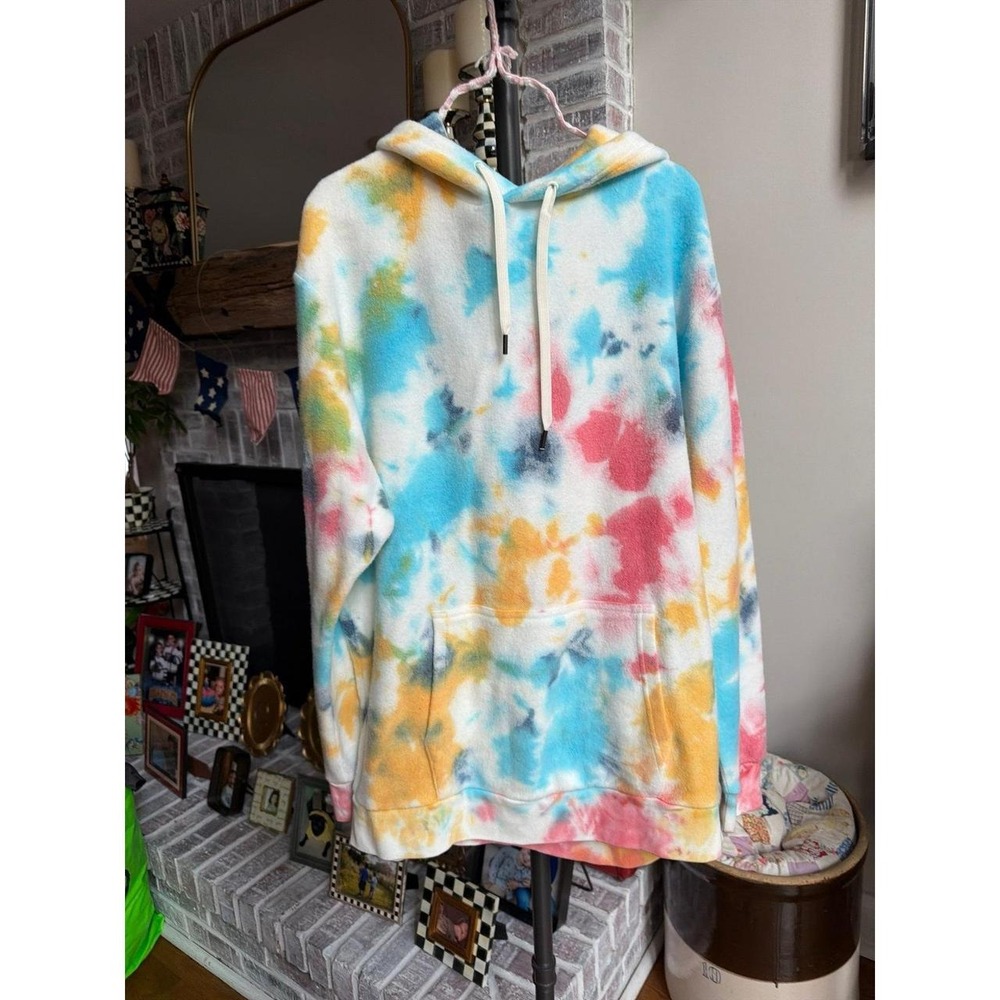 Feat‎ Pastel Pebble BlanketBlend Hoodie features a vibrant pastel women's L